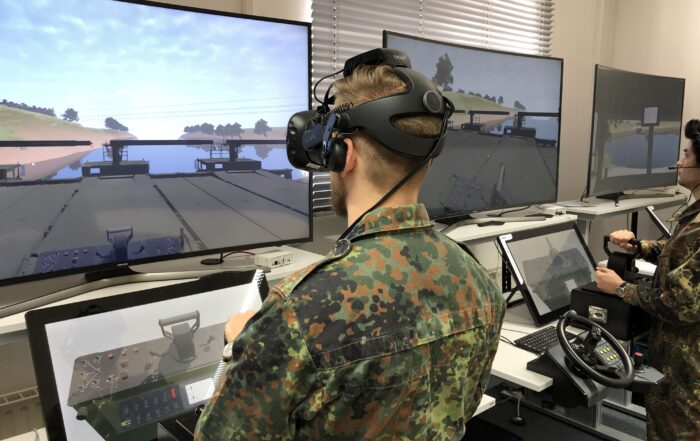 Mann bedient das Virtual-Reality-Teamtrainingssystem KoCUA